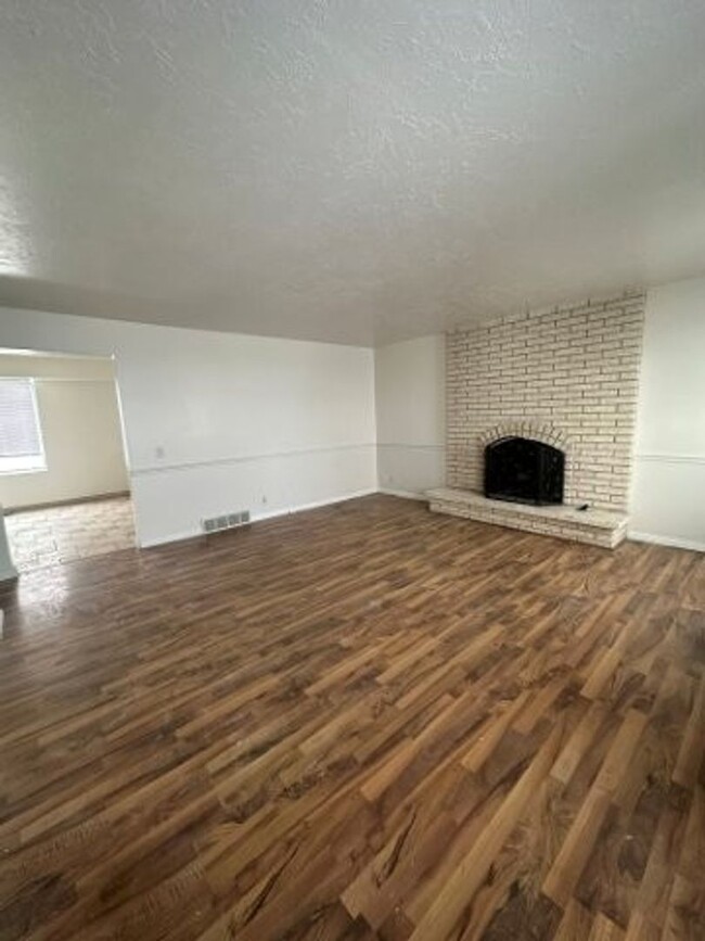 Building Photo - 2 Weeks Rent Free! 5 Bed 3.5 Bath Home for...