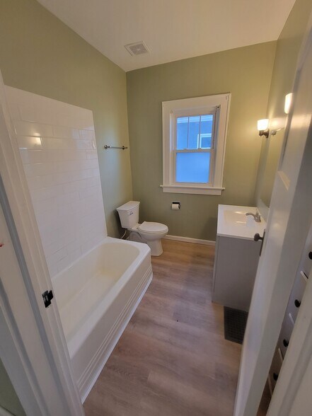 Bathroom - 644 S Englewood Ave