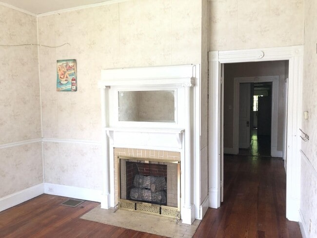 Building Photo - UK STUDENTS WELCOME! 5 Bedrooms, 2 Full Baths. UK CAMPUS ON WOODLAND AVE!