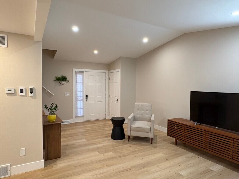 Building Photo - 5565 S Lansing Ct