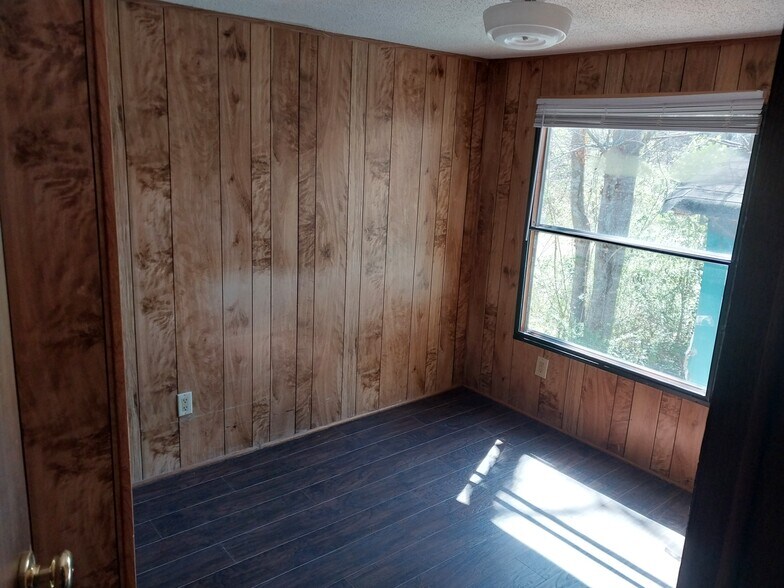 Building Photo - 211 Duchess Dr