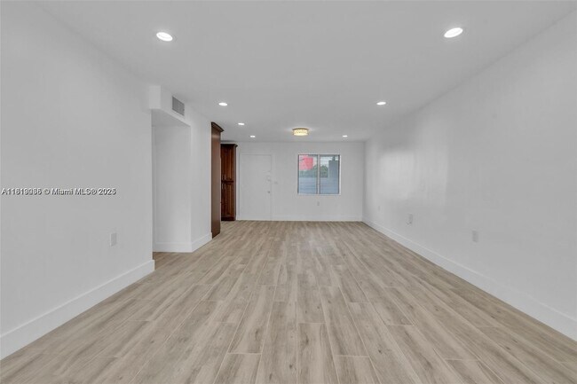 Building Photo - 1631 NE 114th St