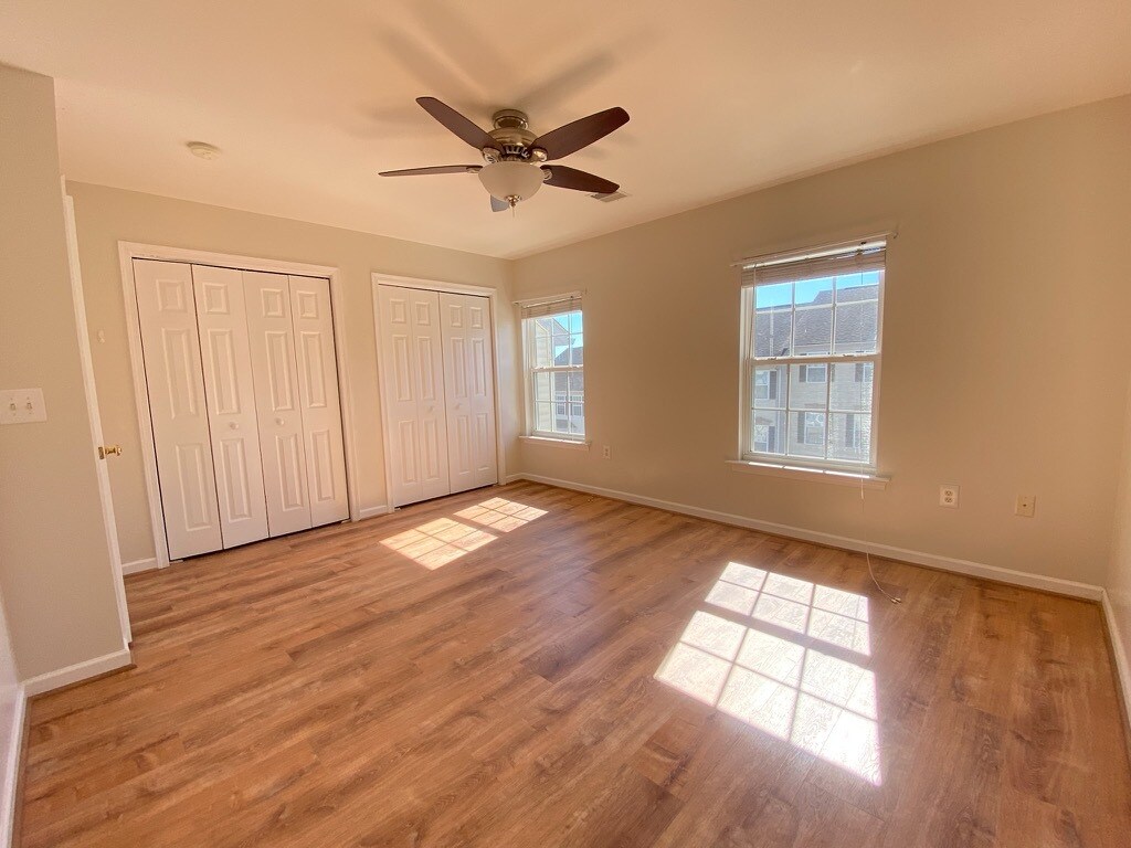Building Photo - 2703 Equestrian Dr