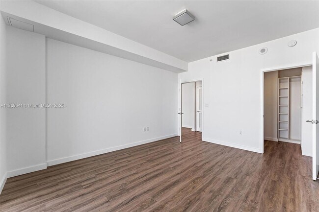 Building Photo - 1500 Bay Rd