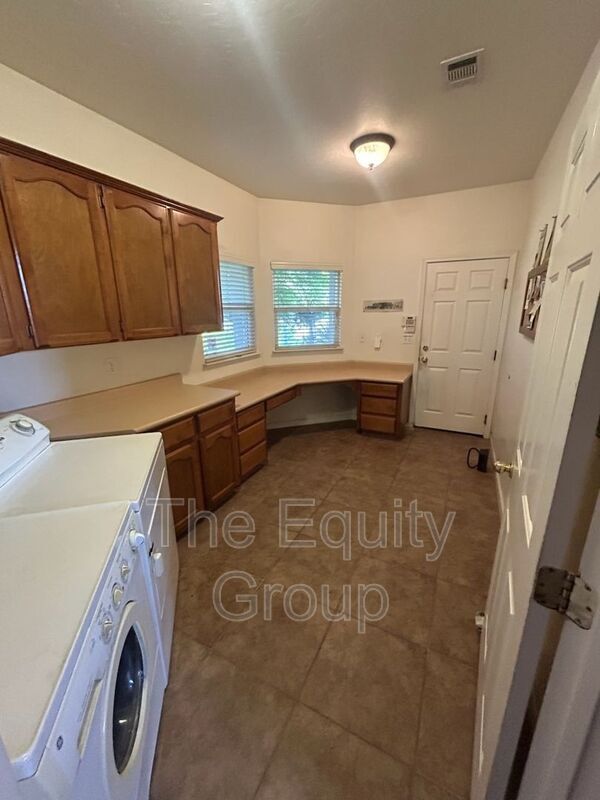 Building Photo - 2231 Chinowth St