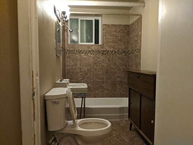 Building Photo - 474 Herschel St
