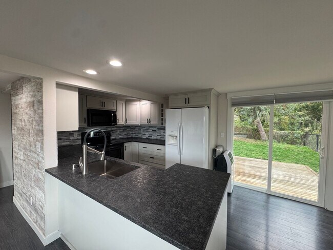 Building Photo - Jasmines Q