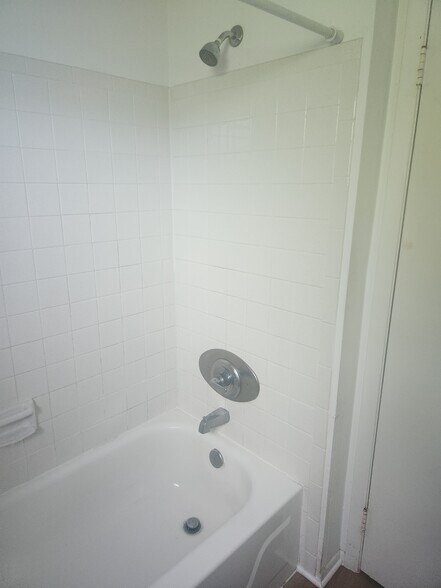 Building Photo - 2216 Flower Tree Cir