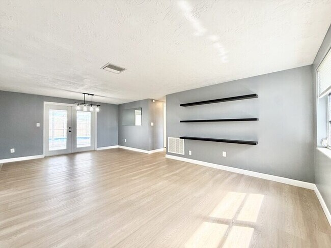 Building Photo - 3411 Cincinnati Dr
