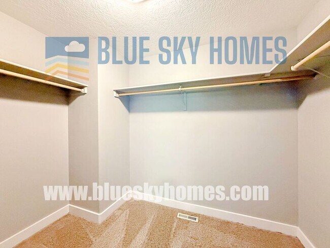 Building Photo - 5930 N Silver Maple Ave