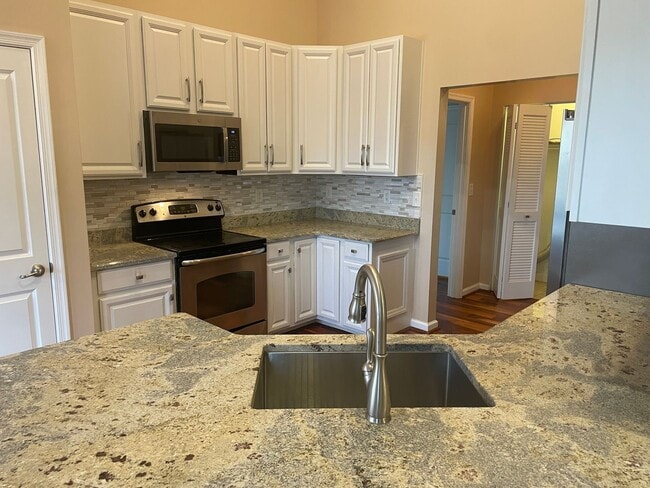 Building Photo - Updated 2  Bedroom, 2 Bath Condo  - Westwood Village at Charter Colony