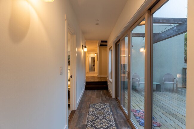 Building Photo - Forest Avenue Hideaway