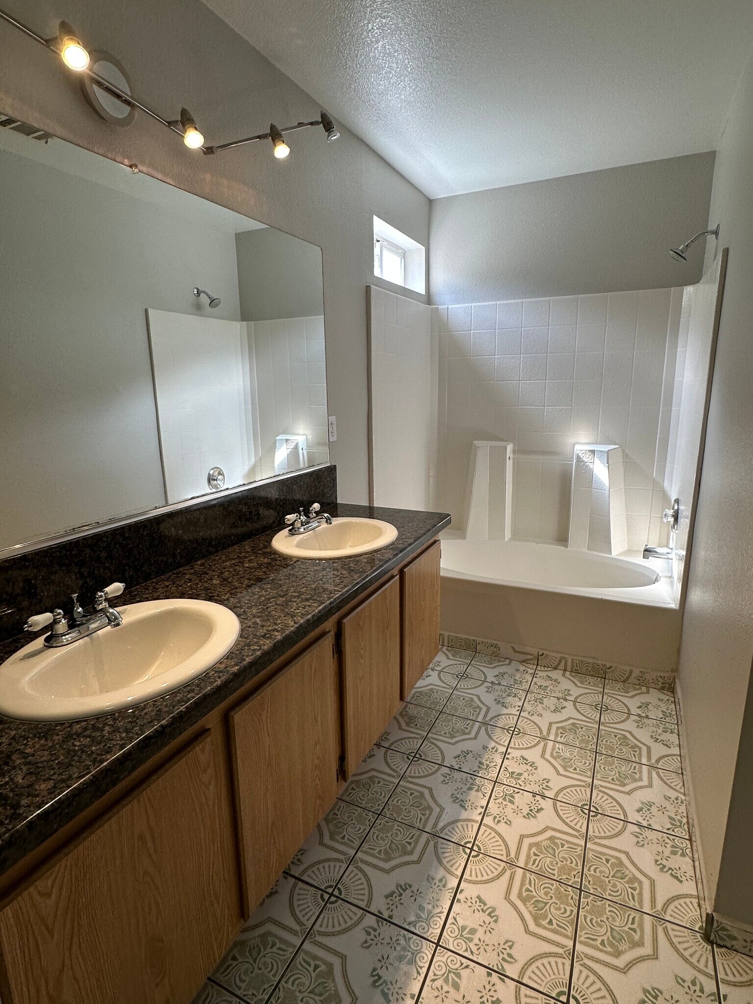 Building Photo - 4160 Country Garden Ave