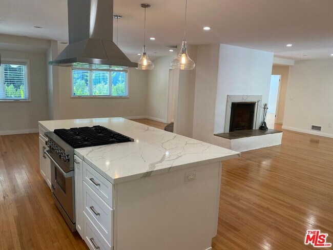 Building Photo - 2201 Coldwater Canyon Dr