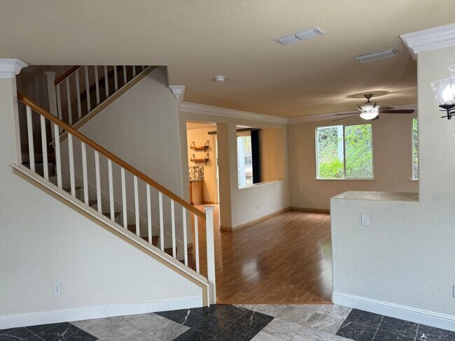 Building Photo - Modern 4 Bedroom w/ Loft Stonegate Area Vacaville *Star Rentals