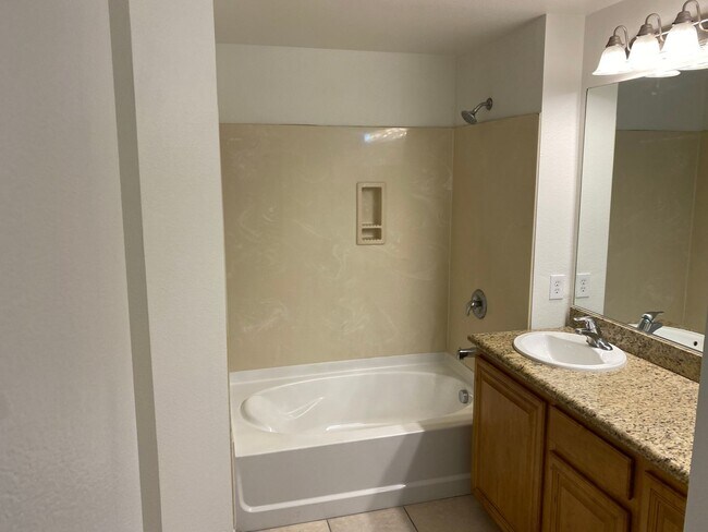 Building Photo - Park Avenue Mid-Rise Condo. Balcony. Full Services HOA