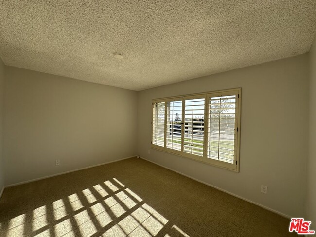 Building Photo - 1212 Roberto Ln