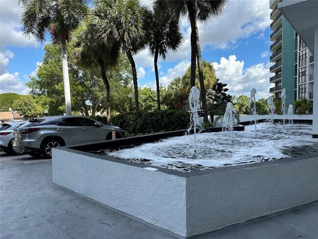 Building Photo - 400 Leslie Dr