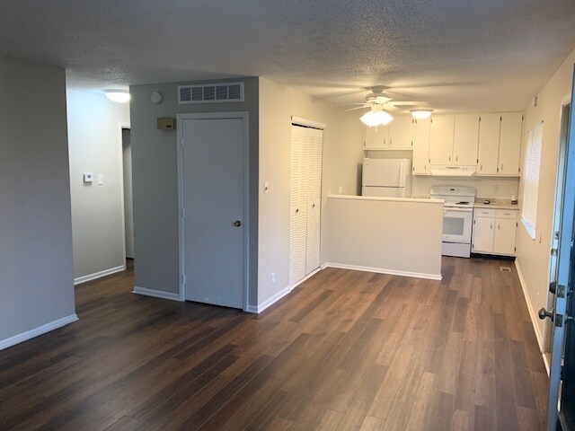 Building Photo - 3320 Lupine Dr