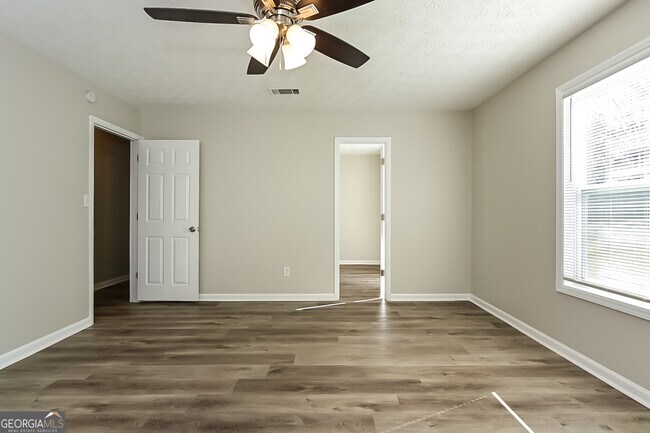 Building Photo - 561 Sunnyhill Dr