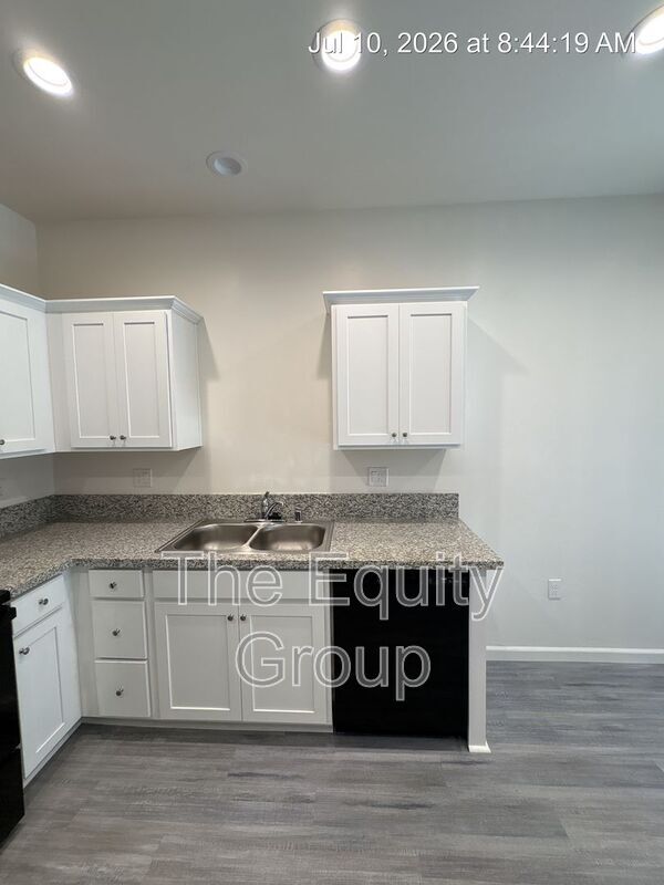 Building Photo - 723 S Pinkham St