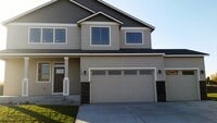 Building Photo - Four Bedroom Three Bath in Southridge!