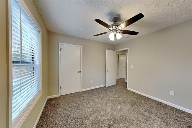 Building Photo - 647 Sunshine Trce NW