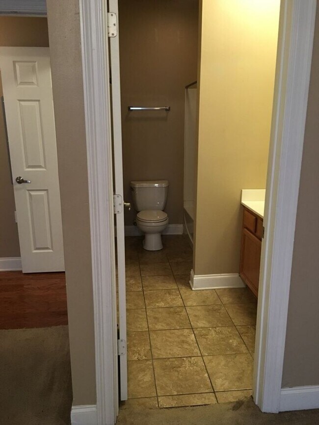 Building Photo - 2 bedroom 2 bath Handicap unit