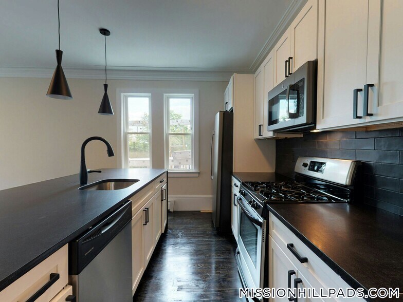 Building Photo - 839 Parker St