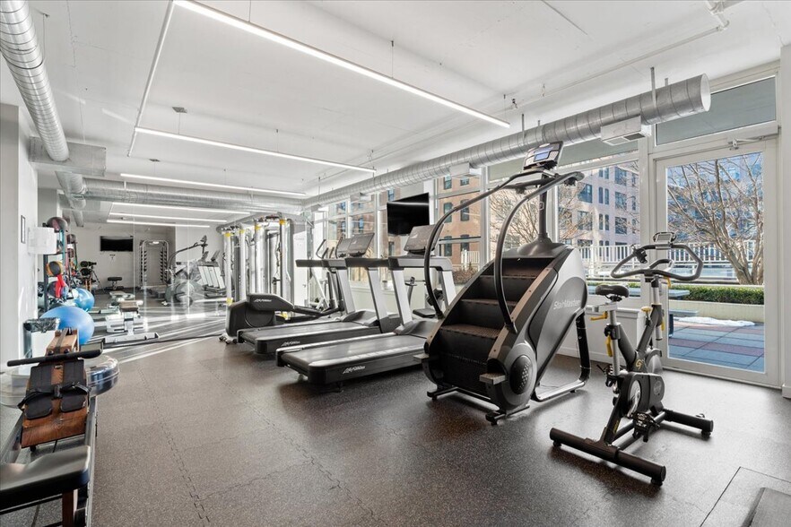 Building Photo - 909 W Washington Blvd