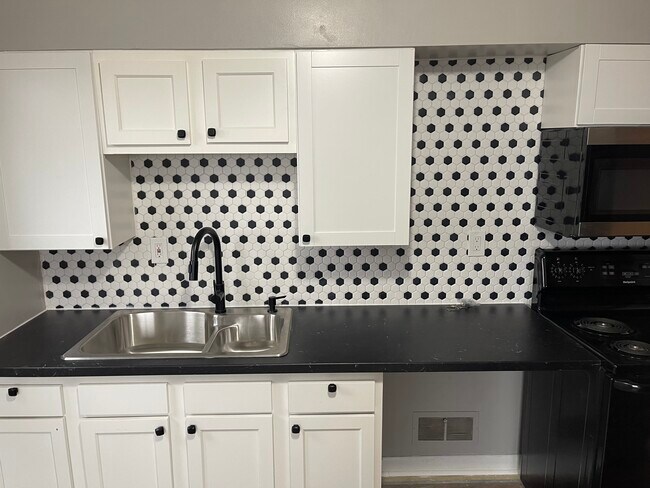 Building Photo - 2943 West Tower Ave