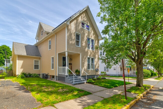 Building Photo - 150 Grand St