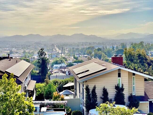 Building Photo - Large Fletcher Hills Home With 3 car Garag...