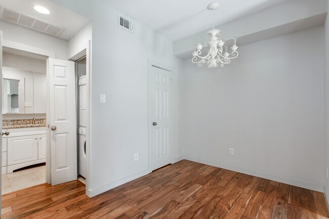Building Photo - 1 Bed, 1 Bath condo near Lower Greenville!
