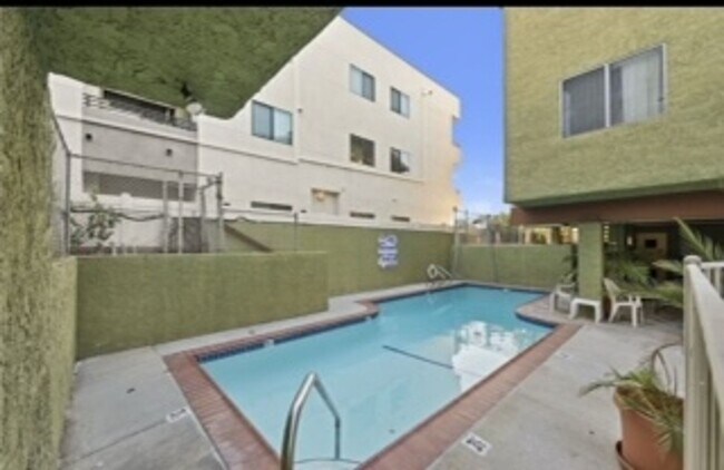 Building Photo - 6155 Reseda Blvd
