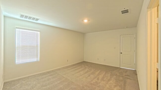 Building Photo - 2324 Sprinkle Dr
