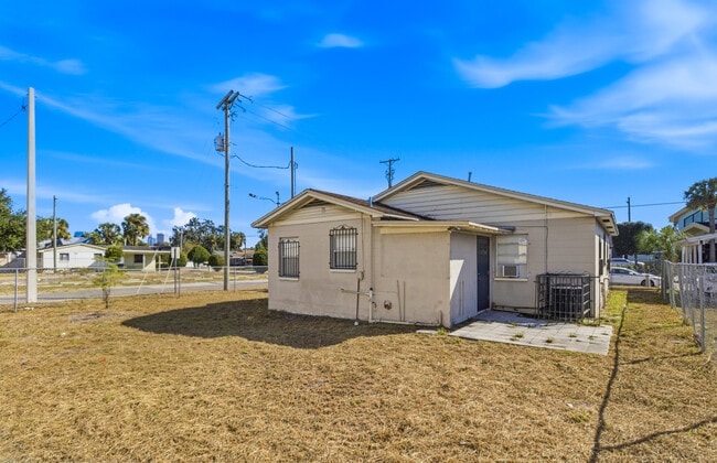 Building Photo - 1901 W La Salle St