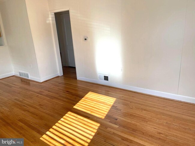 Building Photo - 7132 Parkview Ave