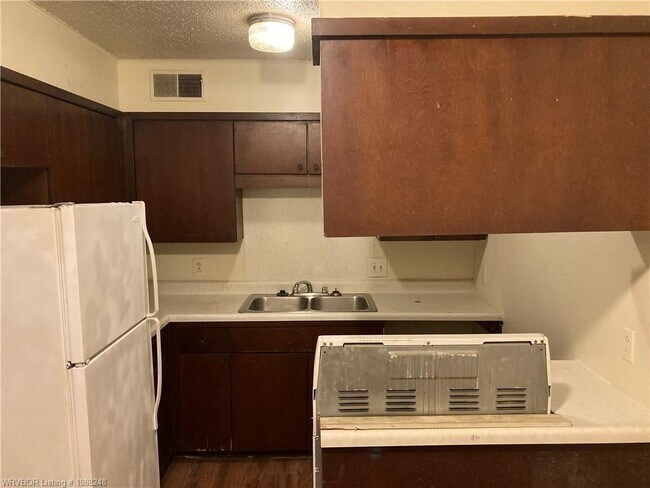 Building Photo - 220 May Ave