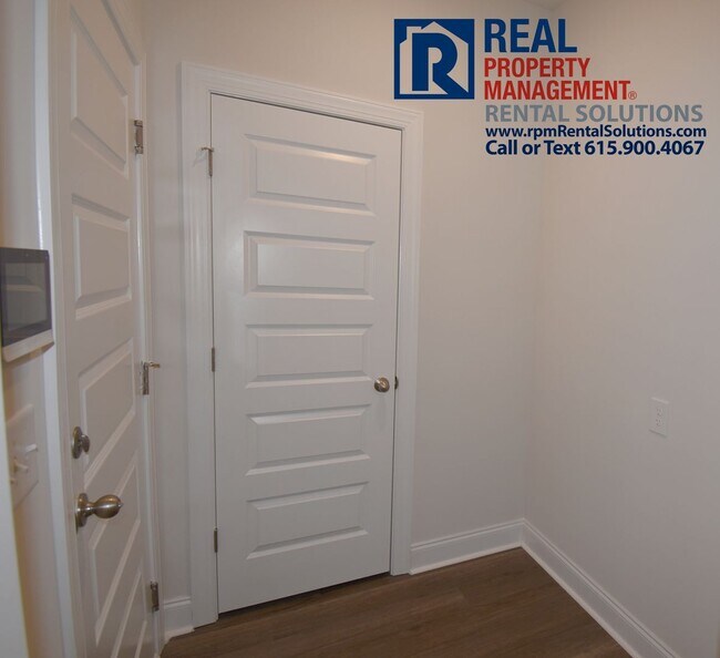 Building Photo - Gorgeous 4 bd home with attached garage! Neighborhood Pool!