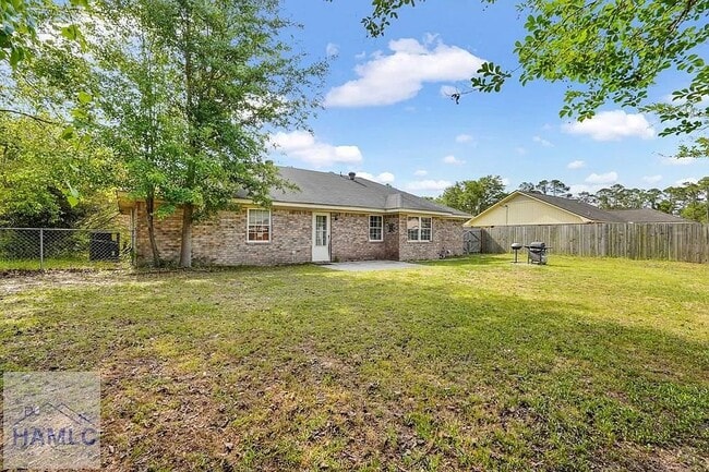 Building Photo - 908 Highland Dr