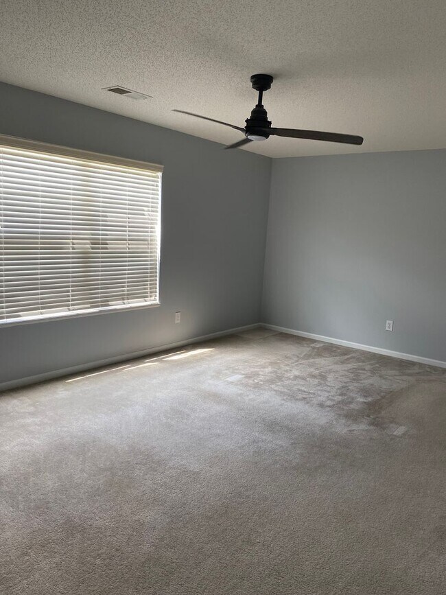 Building Photo - Beautiful 4 Bedroom
