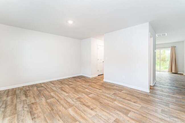 Building Photo - Spacious house with large office and 3 bedrooms in pool community. Available after July 10!