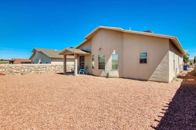 Building Photo - Beautiful Modern & Contemporary House 3 beds-2 baths in 79932