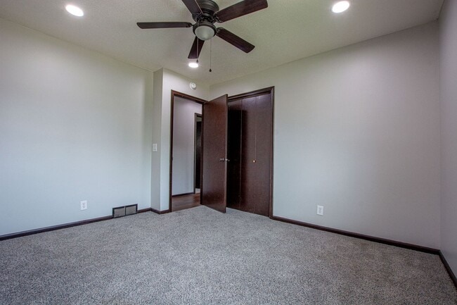 Building Photo - SPACIOUS 3 Bedroom / 2.5 Bath off 120th an...