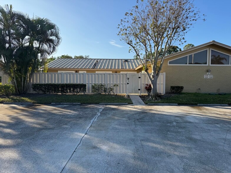 Outside view - easy parking - 5604 Eagle Lake Dr