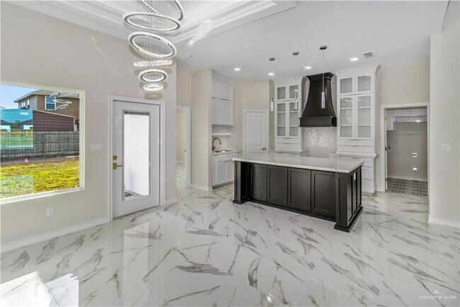 Building Photo - 20 E Sabinal Ave