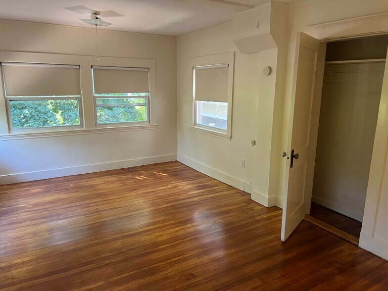 Building Photo - 10 Pine Ridge Rd