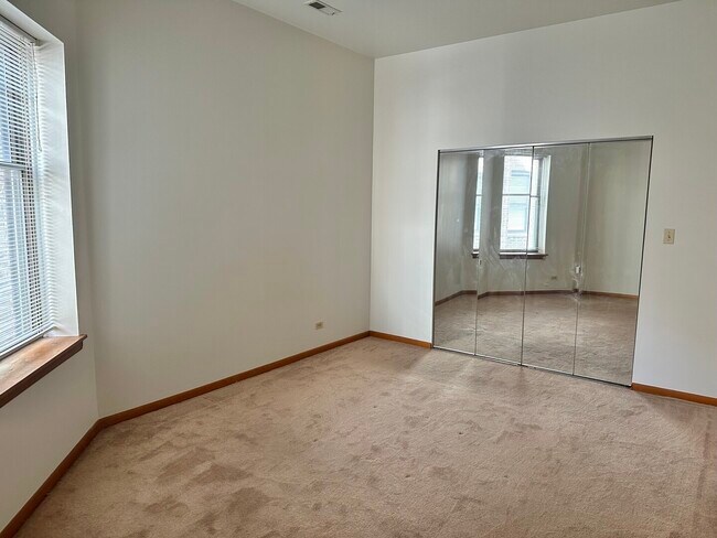 Building Photo - 928 W Leland Ave