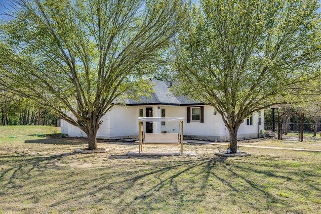 Building Photo - 137 W Oak Dr